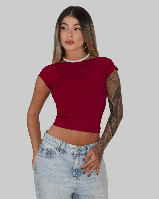 Blusa Baby Tee com Decote nas Costas