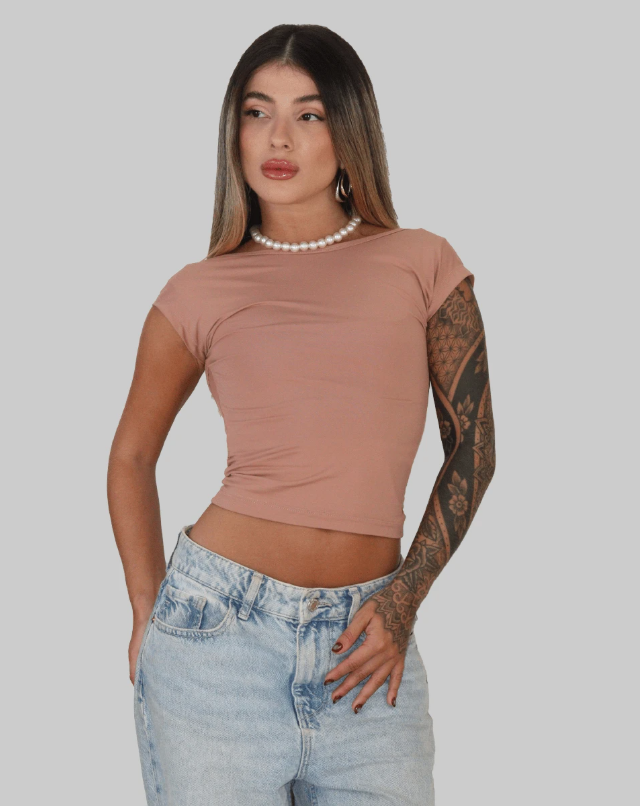 Blusa Baby Tee com Decote nas Costas