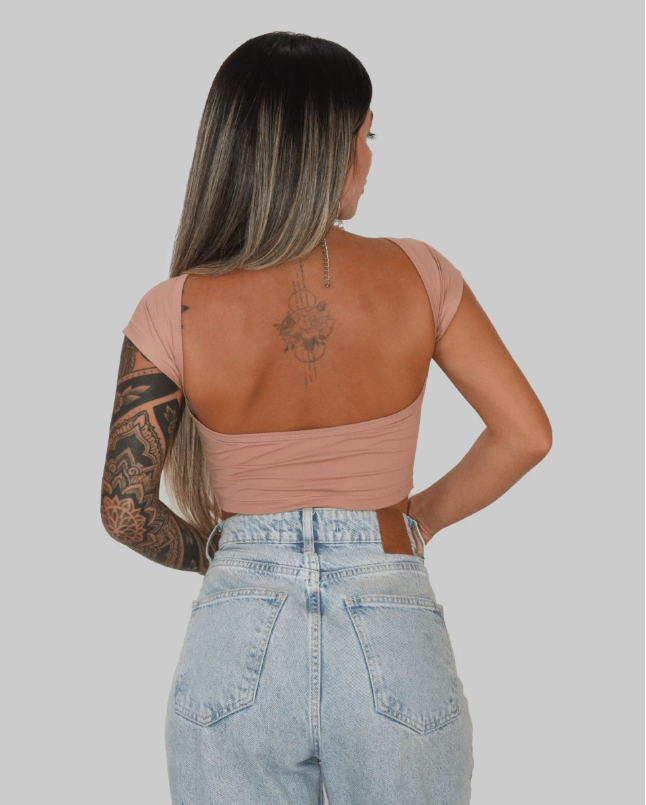 Blusa Baby Tee com Decote nas Costas
