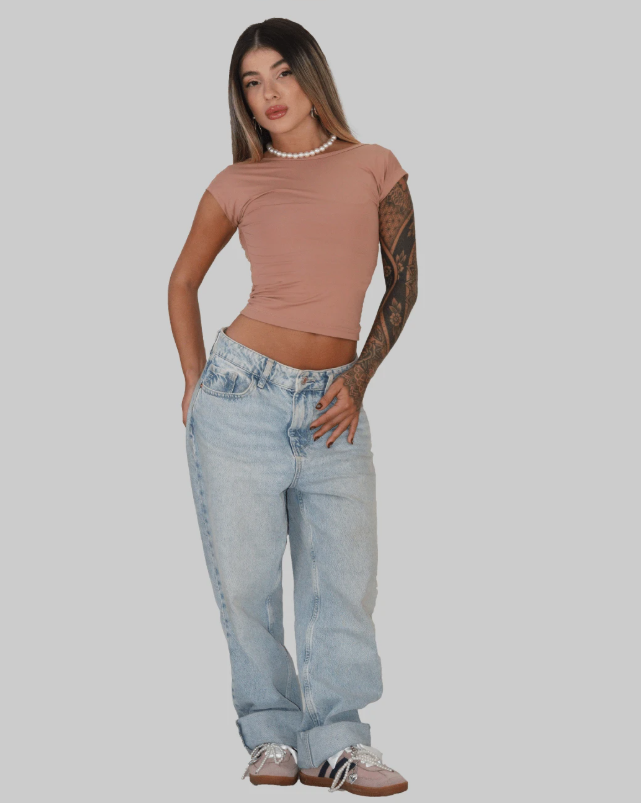 Blusa Baby Tee com Decote nas Costas