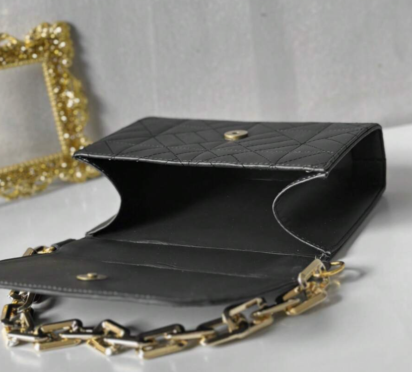 Bolsa quadrada aba minimalista bordada - Exclusive Bags - Montzel Collection