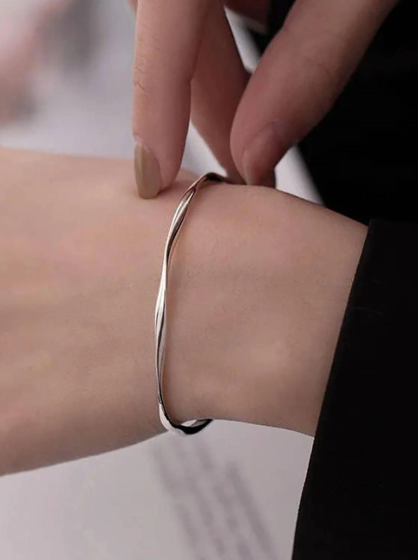 Pulseira Minimalista Fita de Mobius Torcida