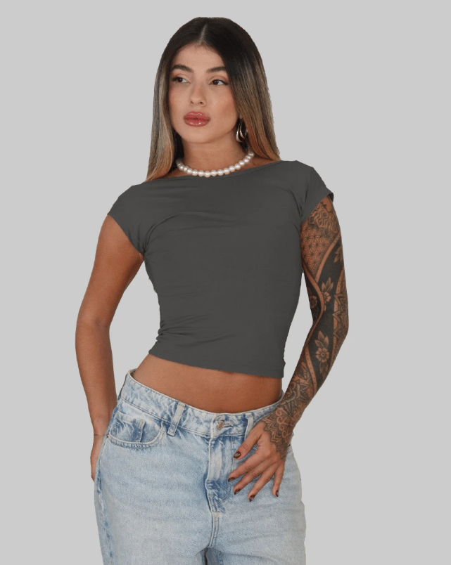 Blusa Baby Tee com Decote nas Costas
