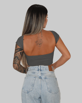 Blusa Baby Tee com Decote nas Costas