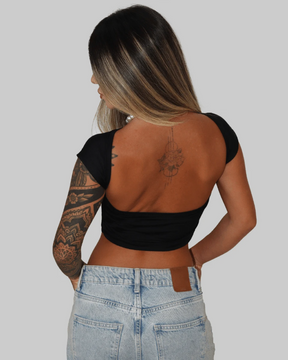 Blusa Baby Tee com Decote nas Costas