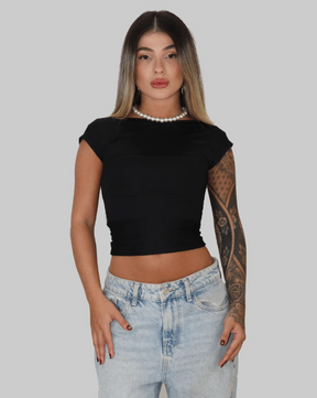 Blusa Baby Tee com Decote nas Costas