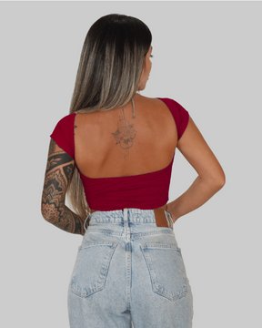 Blusa Baby Tee com Decote nas Costas