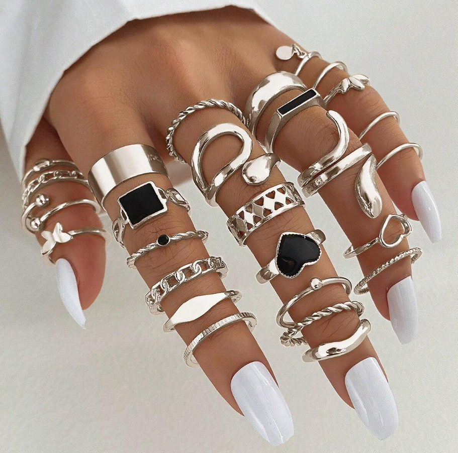 Conjunto de Anéis Silver Heart – 27 Peças com Estilo e Atitude