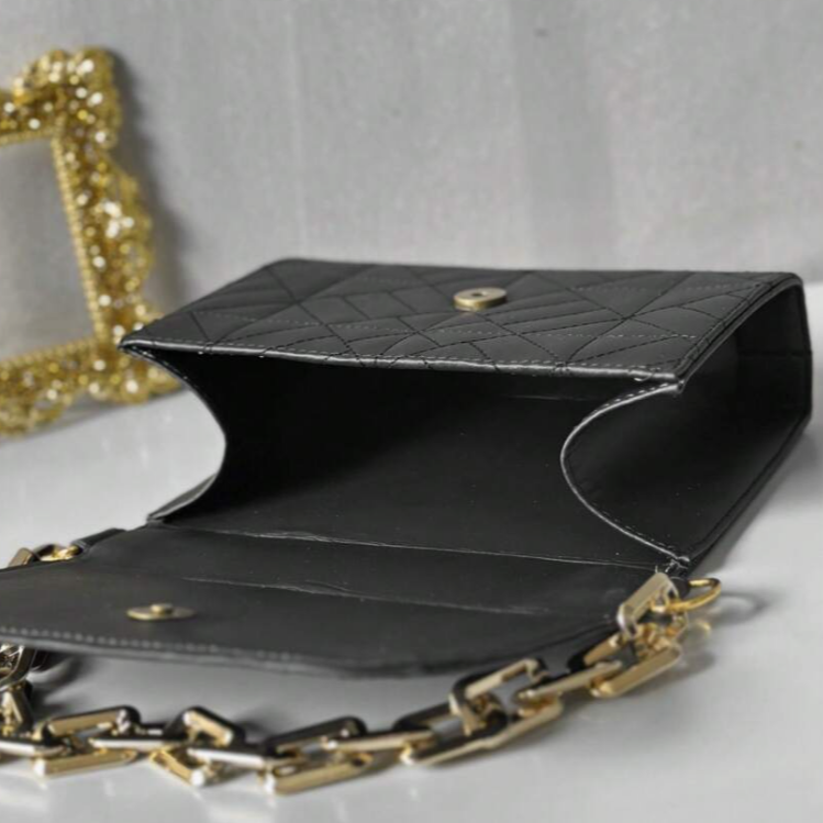 Bolsa quadrada aba minimalista bordada - Exclusive Bags - Montzel Collection 