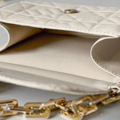 Bolsa quadrada aba minimalista bordada - Exclusive Bags - Montzel Collection 
